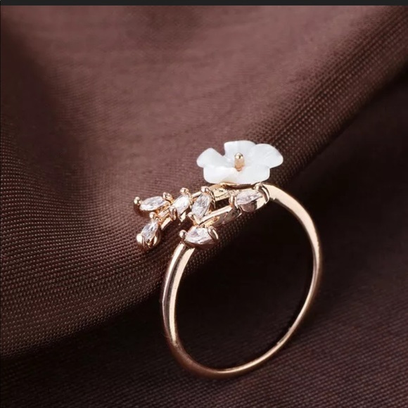 NEW! Stunning Gold-colored Flower Ring - Picture 3 of 7